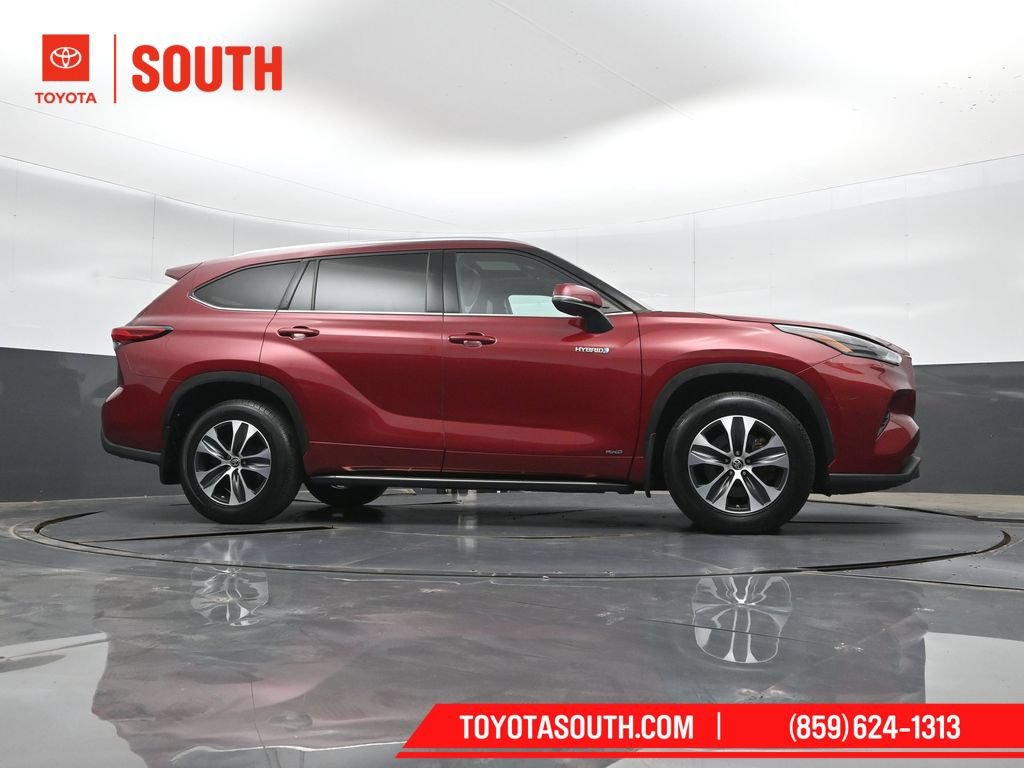 Used 2021 Toyota Highlander XLE AWD/4WD image 40