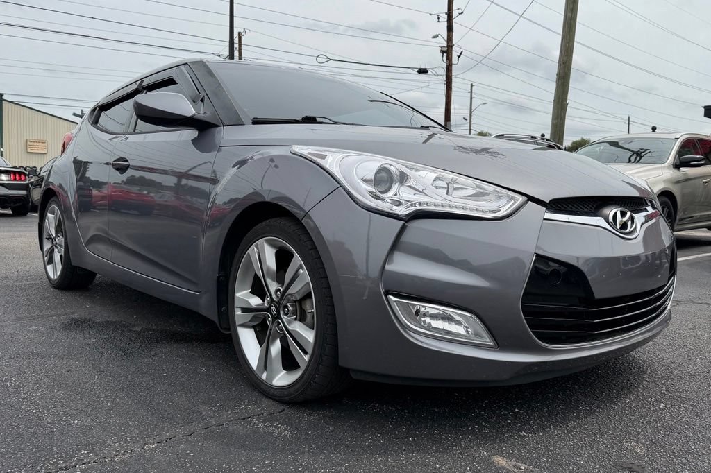 Used 2017 Hyundai Veloster Value Edition FWD image 11