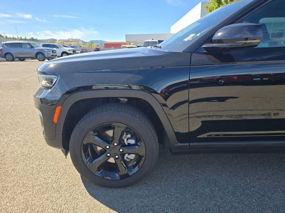 Used 2025 Jeep Grand Cherokee Limited w/ Black Appearance Package AWD/4WD image 18