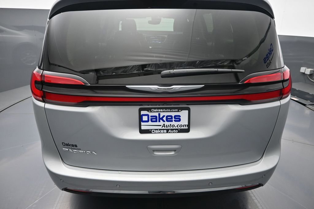 Used 2023 Chrysler Pacifica Touring-L FWD image 32