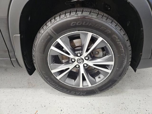 Used 2016 Toyota Highlander XLE AWD/4WD image 8