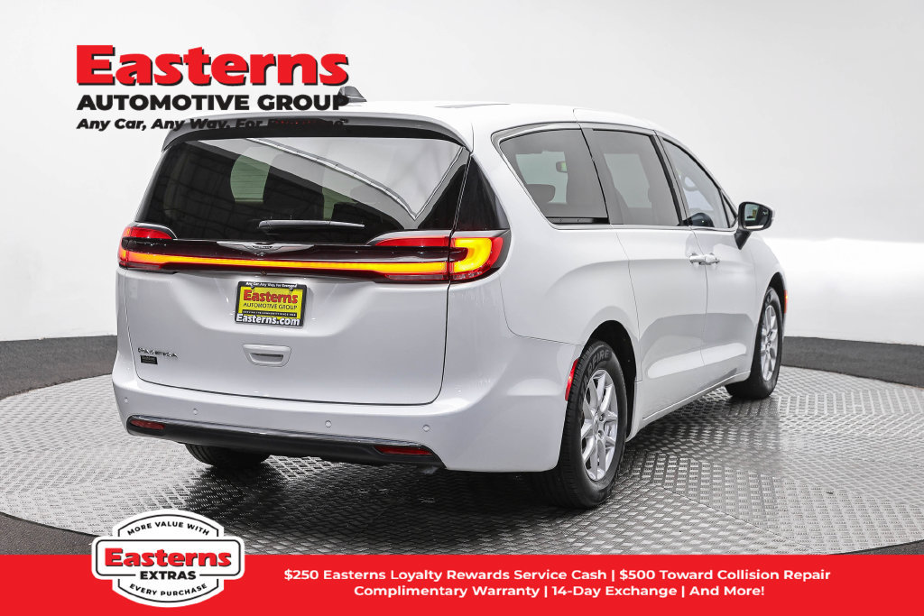Used 2023 Chrysler Pacifica Touring-L FWD image 6