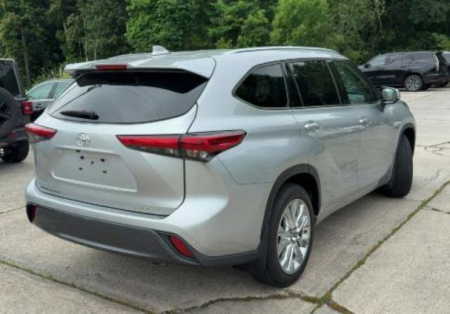Used 2023 Toyota Highlander Limited AWD/4WD image 11