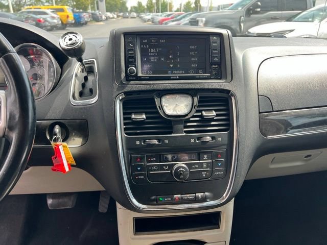 Used 2016 Chrysler Town & Country Touring FWD image 16