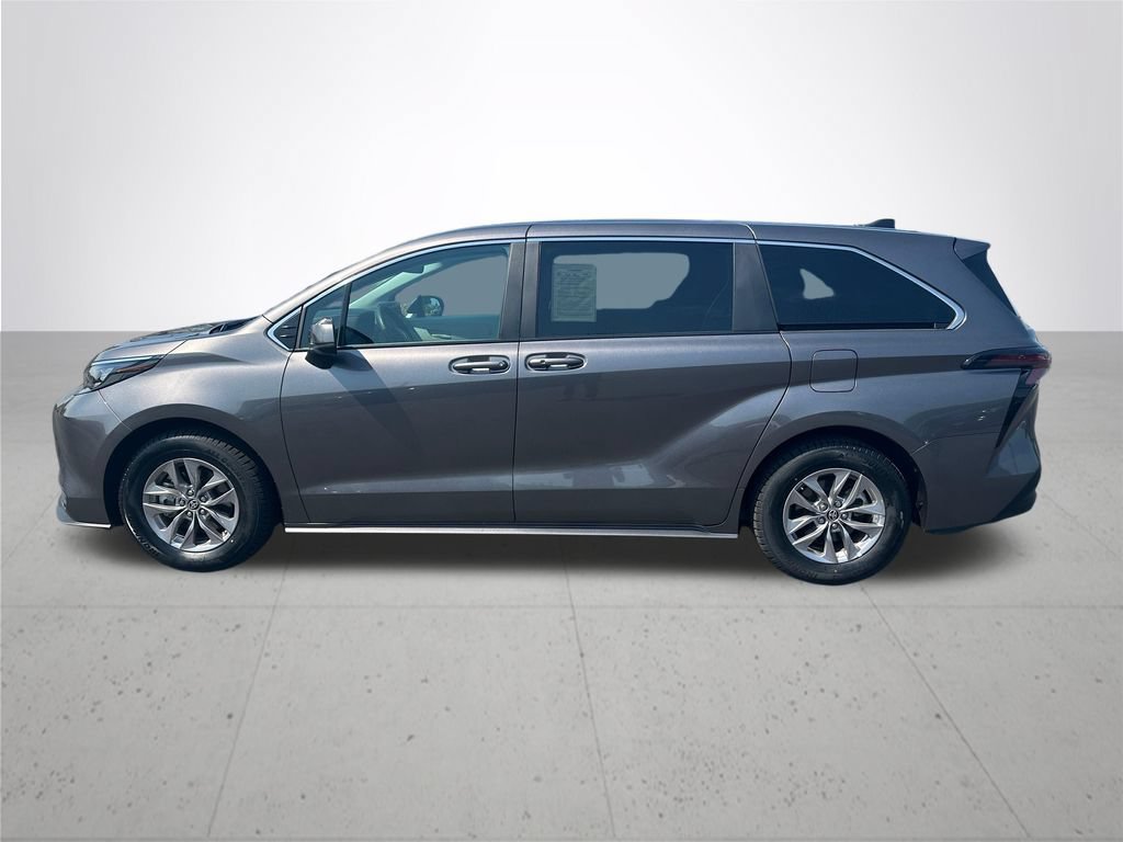 Used 2024 Toyota Sienna LE AWD/4WD image 10