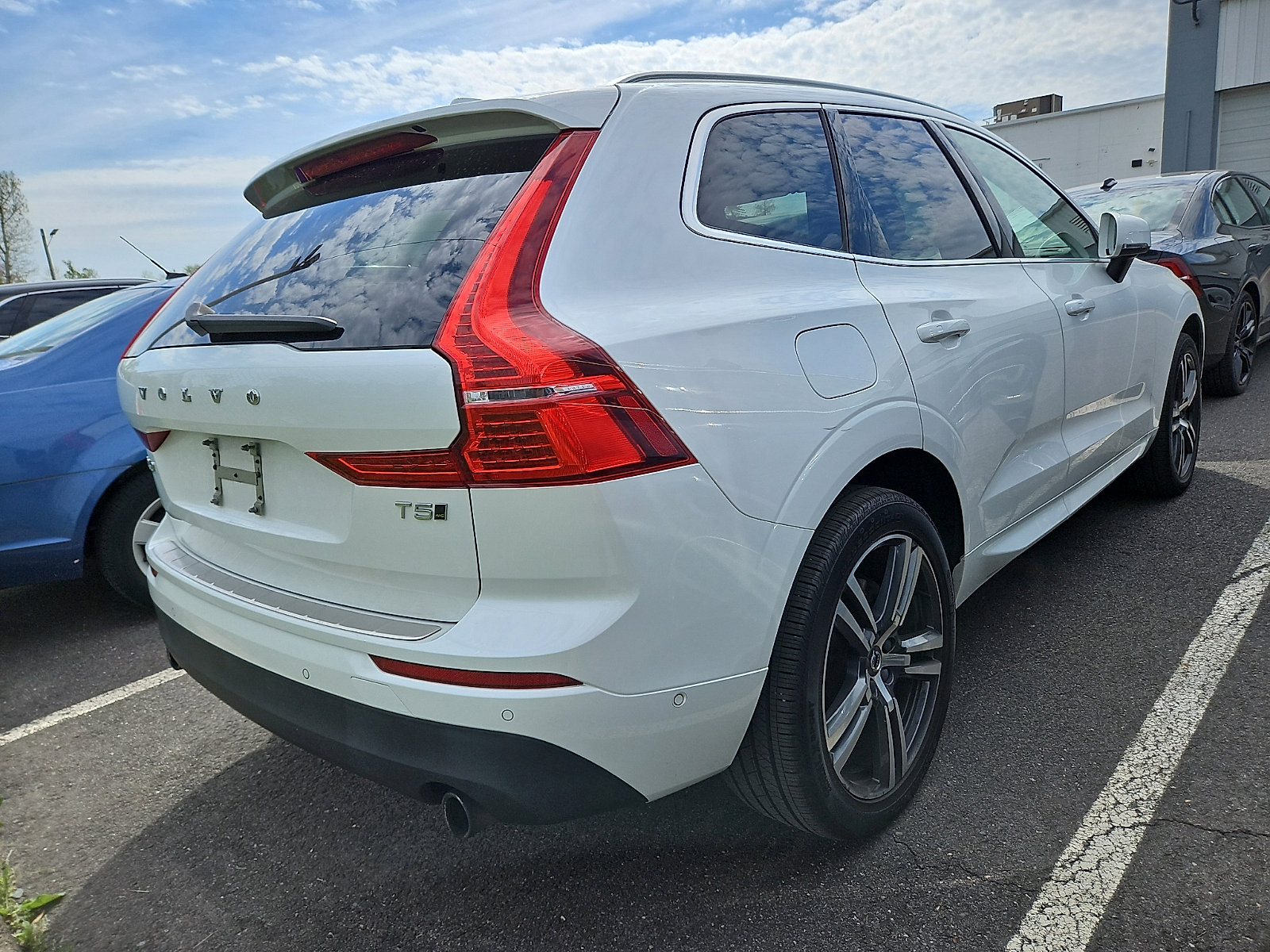 Used 2018 Volvo XC60 T5 Momentum w/ Vision Package AWD/4WD image 7