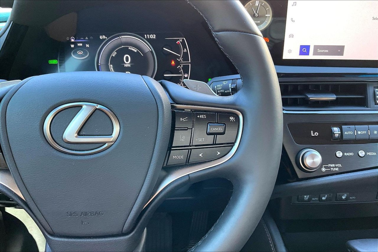 Used 2025 Lexus ES 300h w/ Premium Package FWD image 31
