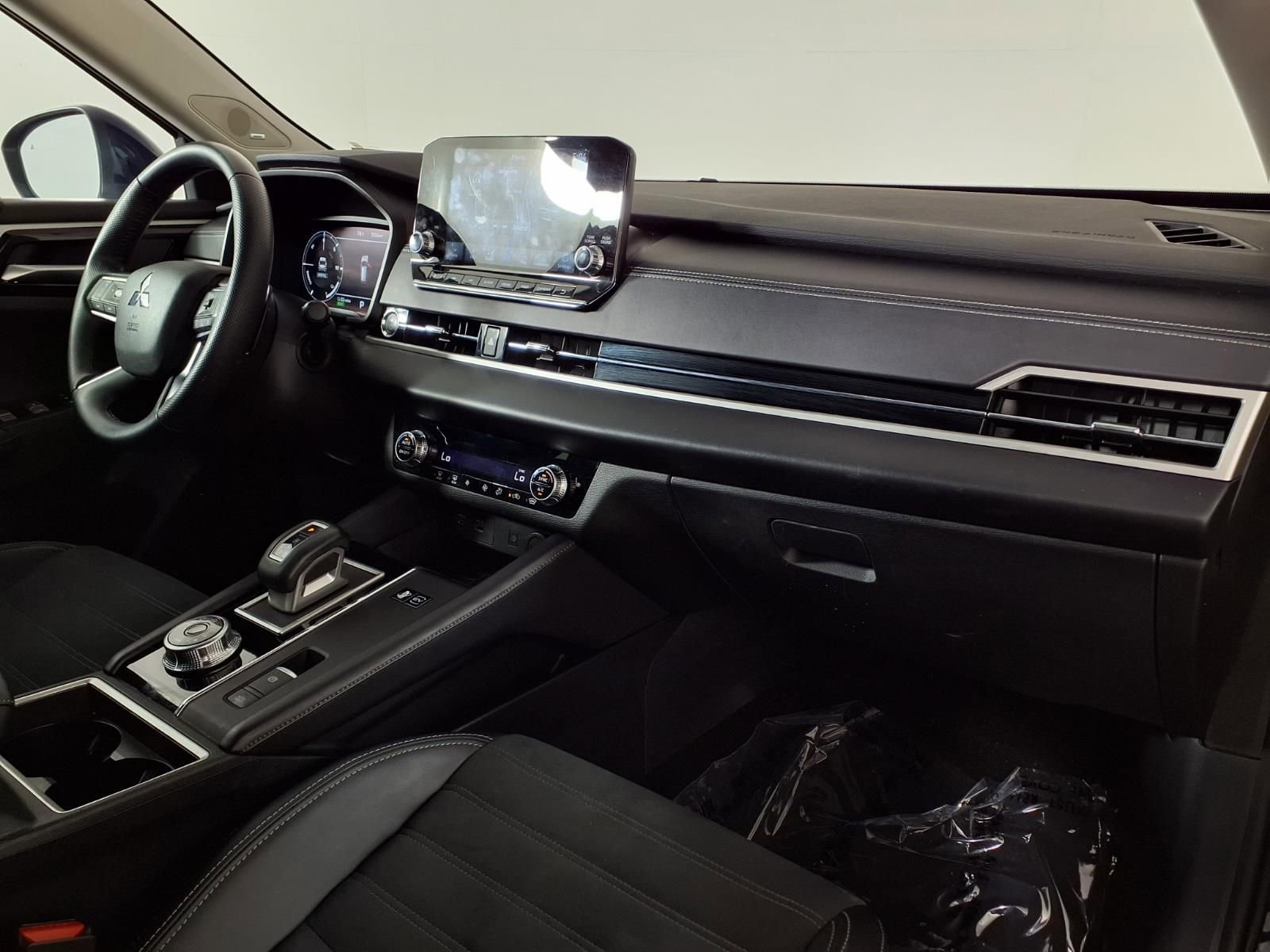 Used 2024 Mitsubishi Outlander SE image 6