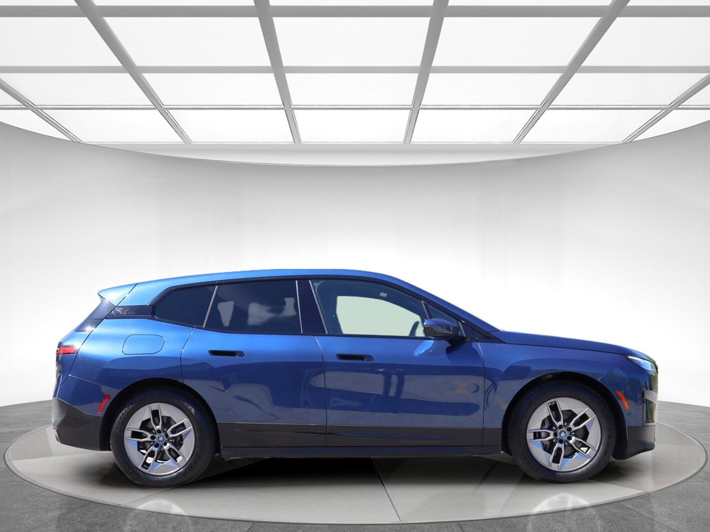 Used 2022 BMW iX xDrive50 w/ Convenience Package AWD/4WD image 4