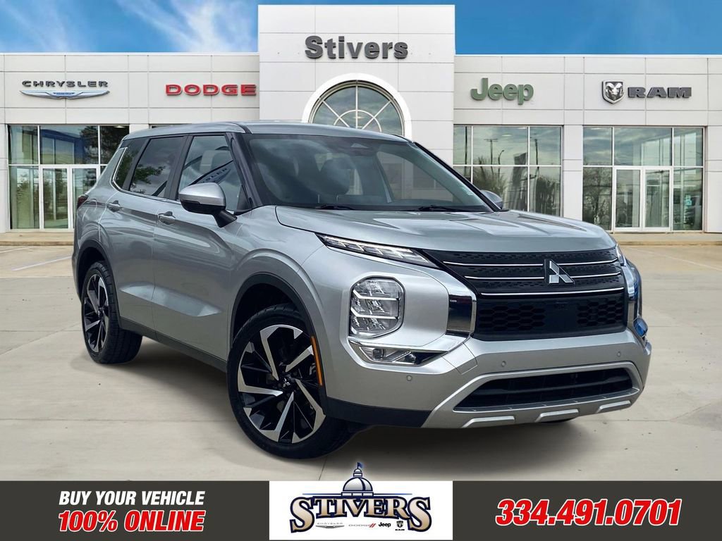 Used 2023 Mitsubishi Outlander SE image 1