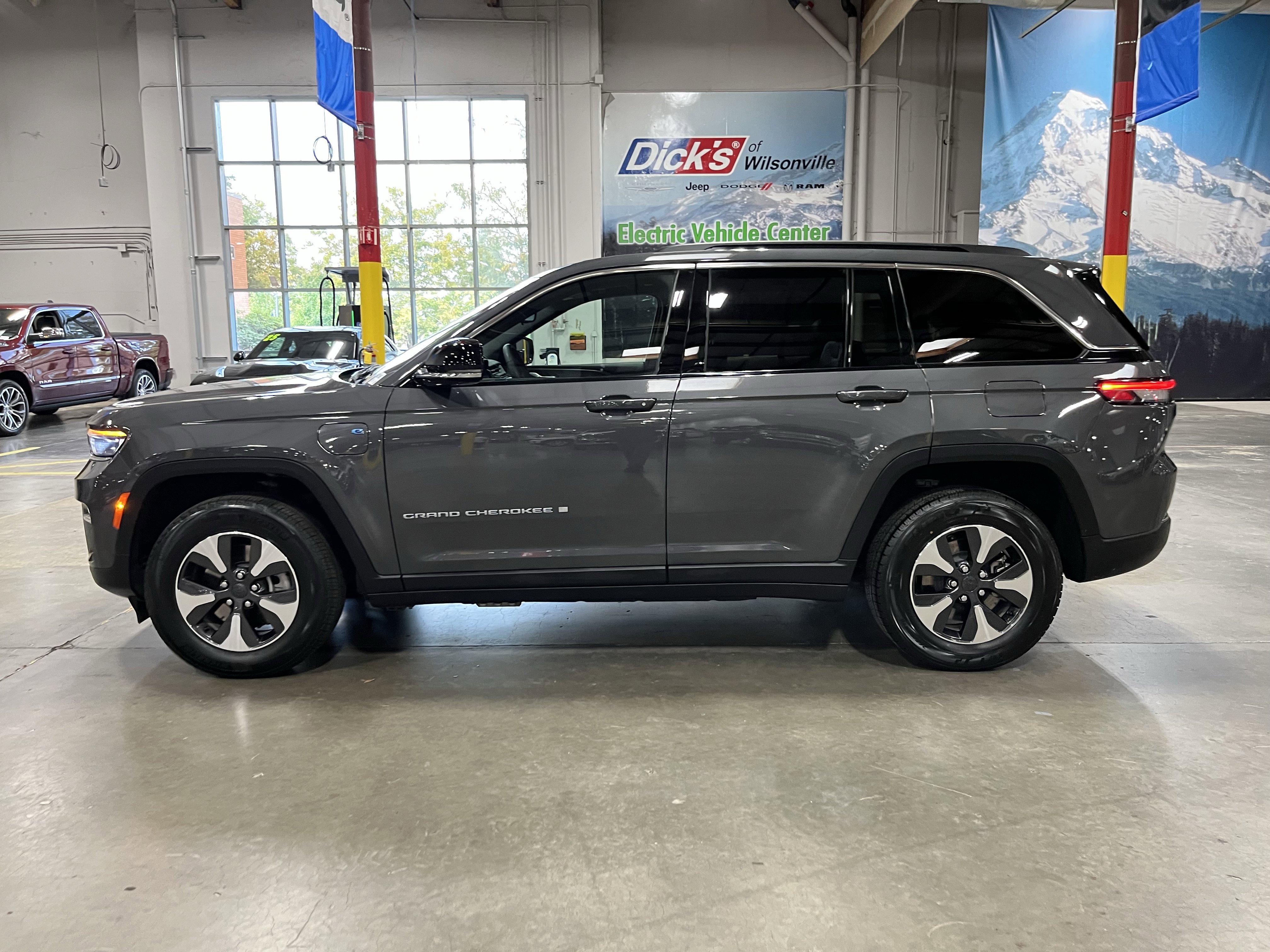 Used 2024 Jeep Grand Cherokee Limited 4xe image 2