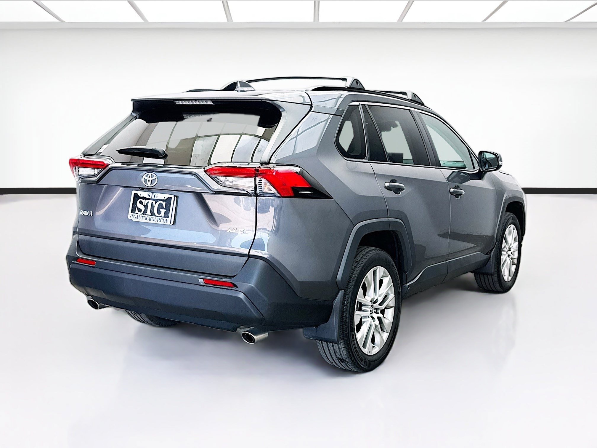 Used 2023 Toyota RAV4 XLE Premium FWD image 4