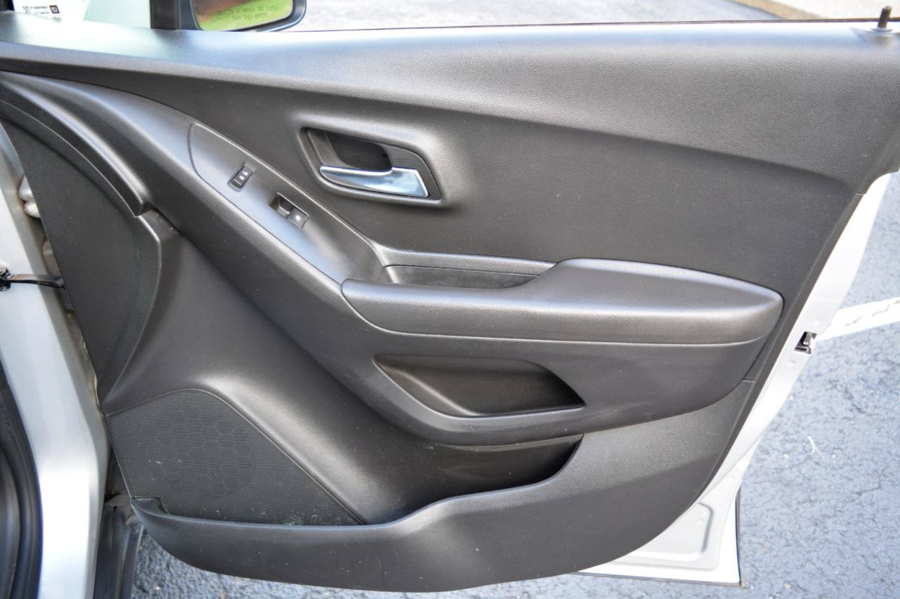 Used 2018 Chevrolet Trax LT w/ LT Convenience Package FWD image 18