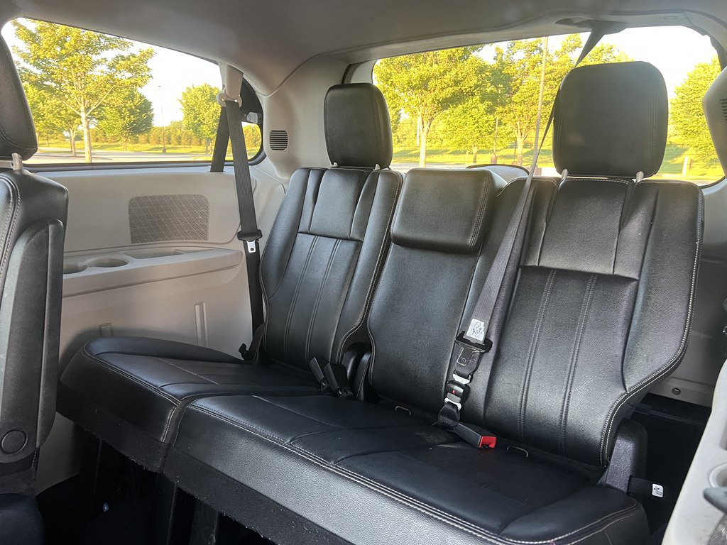 Used 2014 Chrysler Town & Country Touring FWD image 15