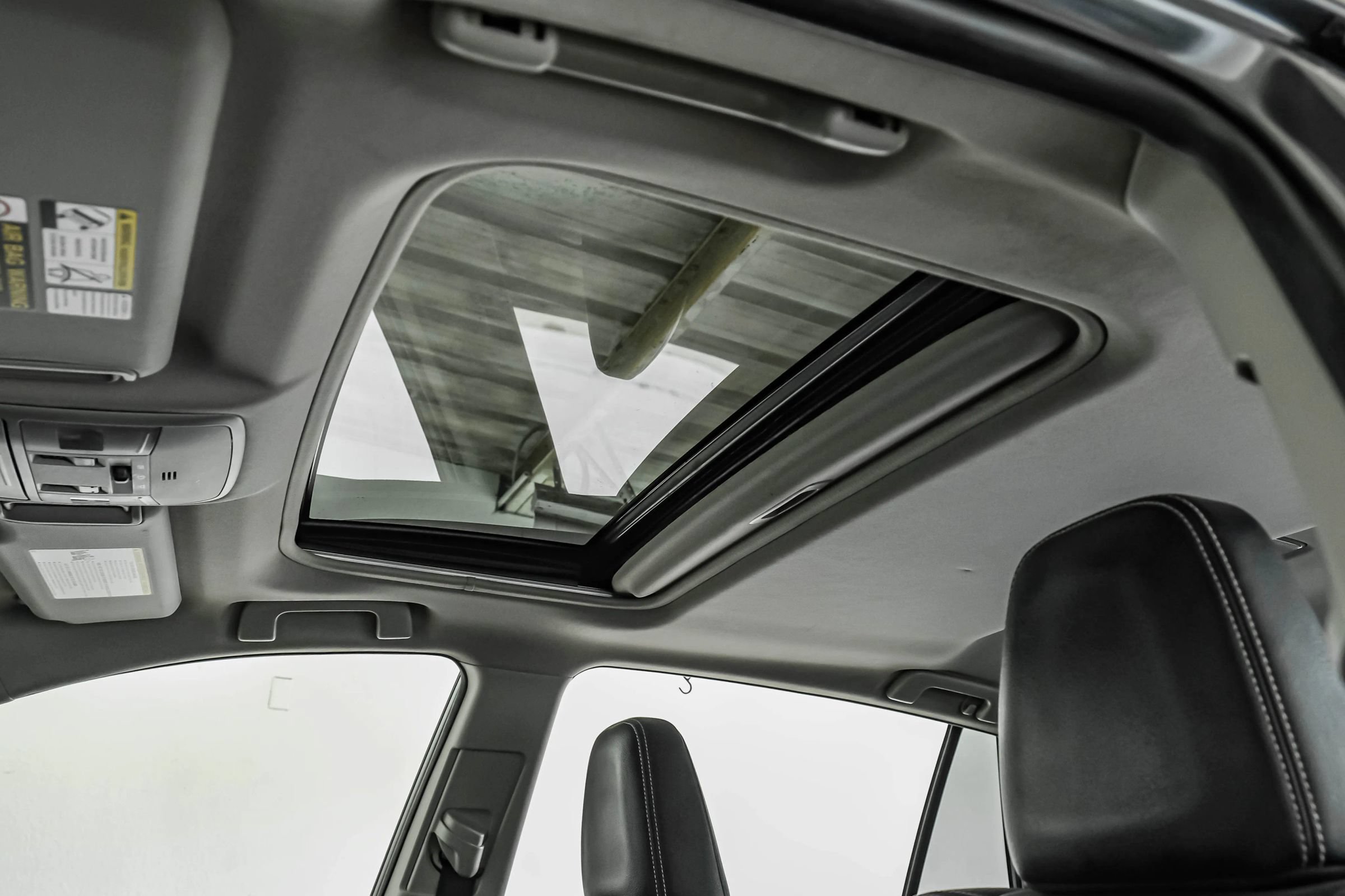 Used 2016 Toyota RAV4 Limited w/ Advanced Technology Package FWD image 4