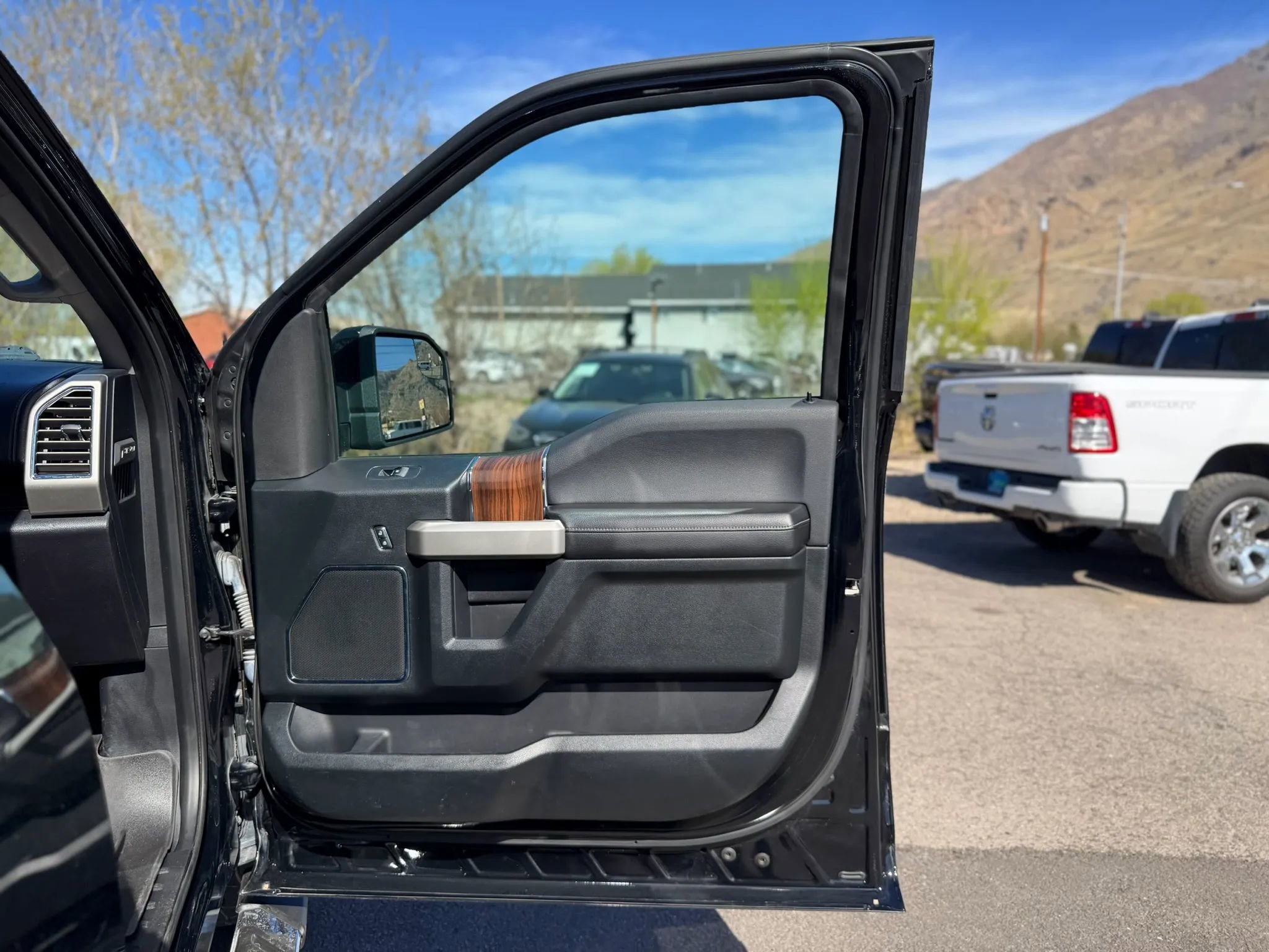 Used 2016 Ford F150 Lariat image 9