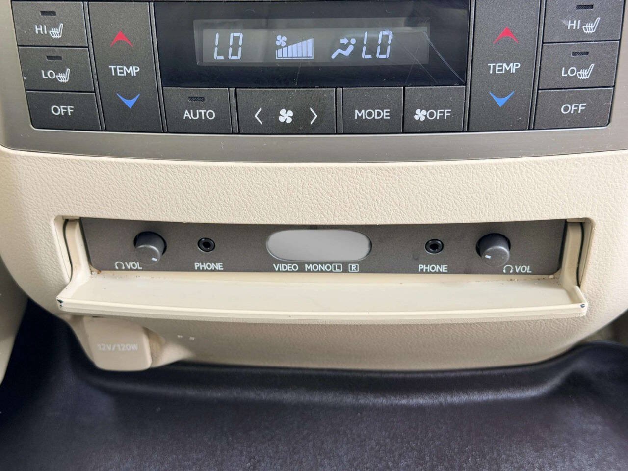 Used 2013 Lexus LX 570 4WD w/ Luxury Pkg image 38