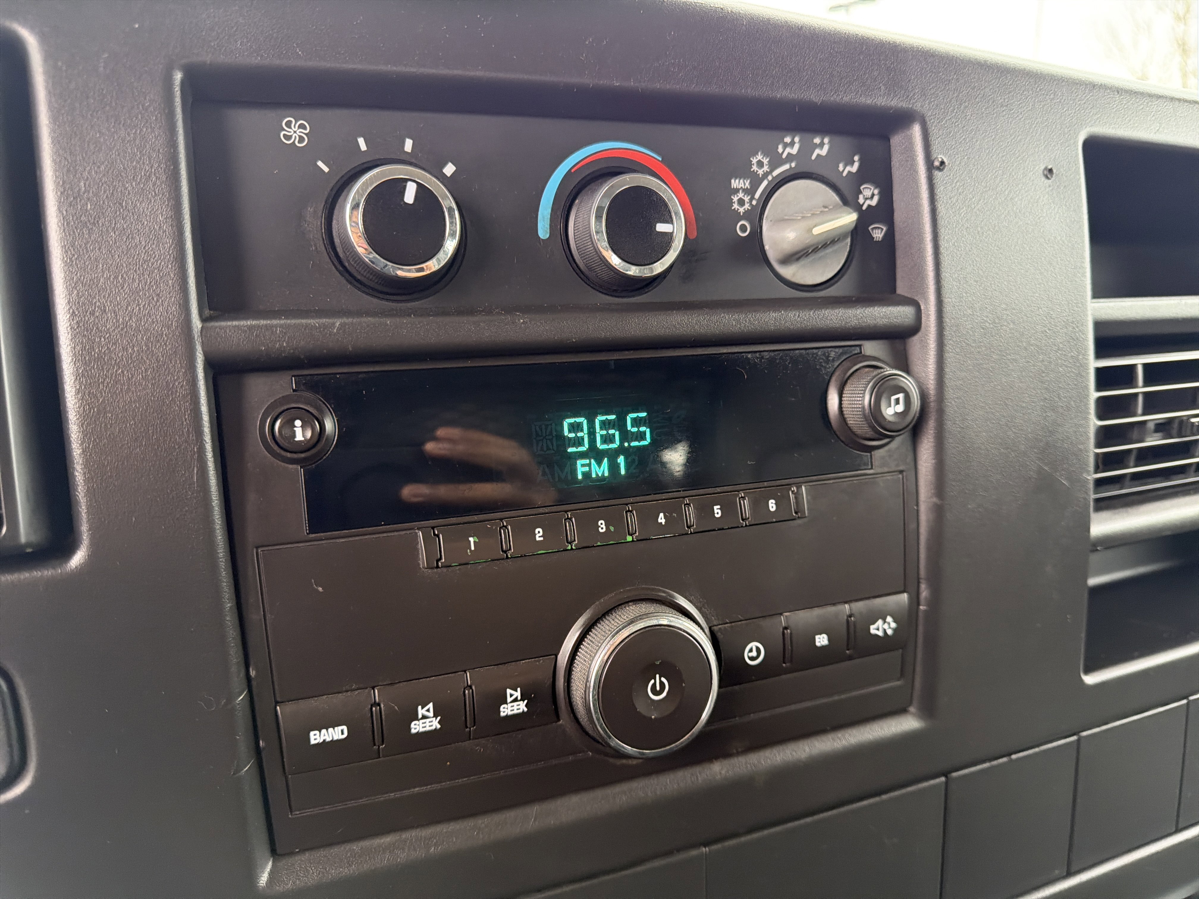 Used 2011 Chevrolet Express 2500 image 15