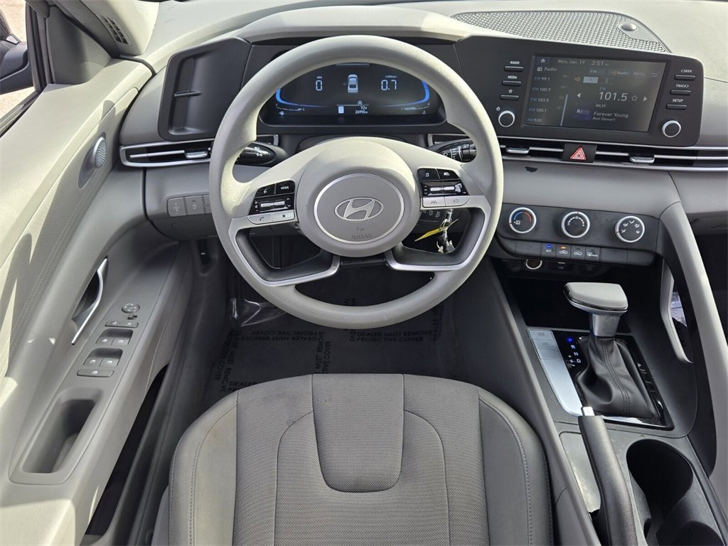 Certified 2025 Hyundai Elantra SE image 13