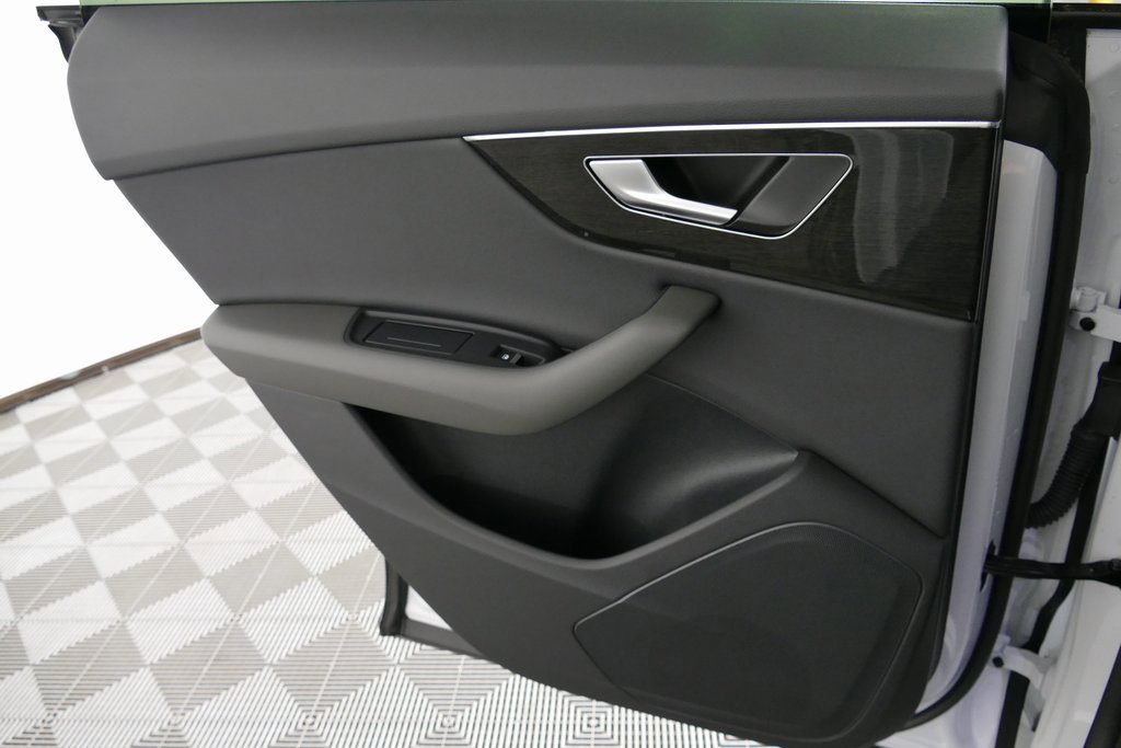 Used 2024 Audi Q8 Premium image 26