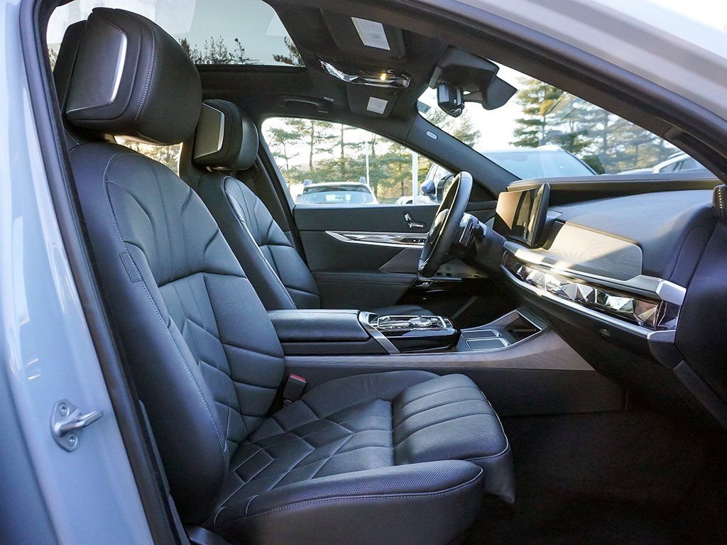 Used 2023 BMW 760i xDrive w/ Parking Assistance Package image 39