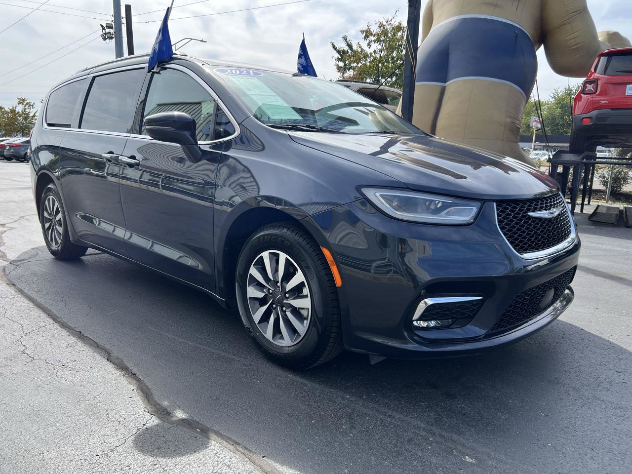 Used 2021 Chrysler Pacifica Touring-L FWD image 8