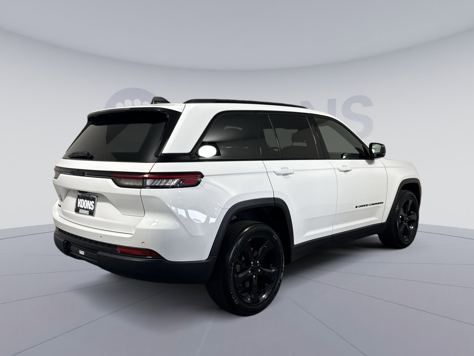Used 2023 Jeep Grand Cherokee Altitude image 7