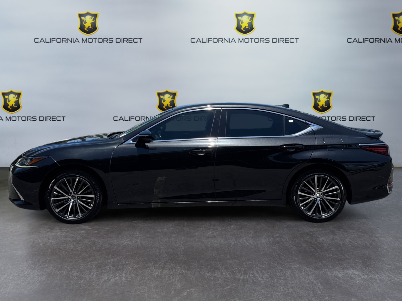 Used 2025 Lexus ES 300h w/ Premium Package FWD image 2