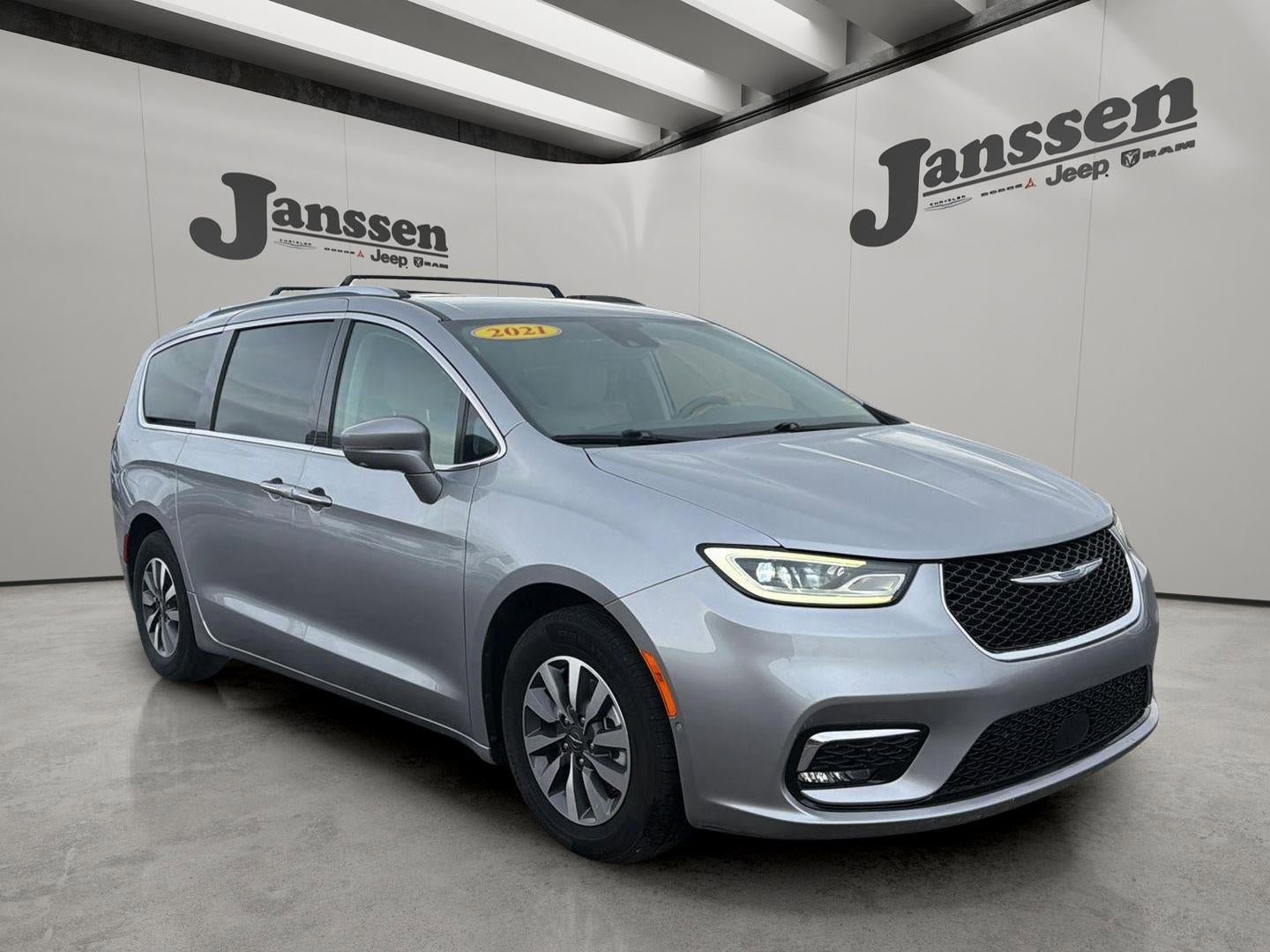Used 2021 Chrysler Pacifica Touring-L FWD image 6