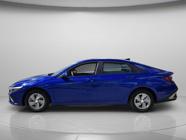 Used 2025 Hyundai Elantra SE w/ Cargo Package FWD image 3