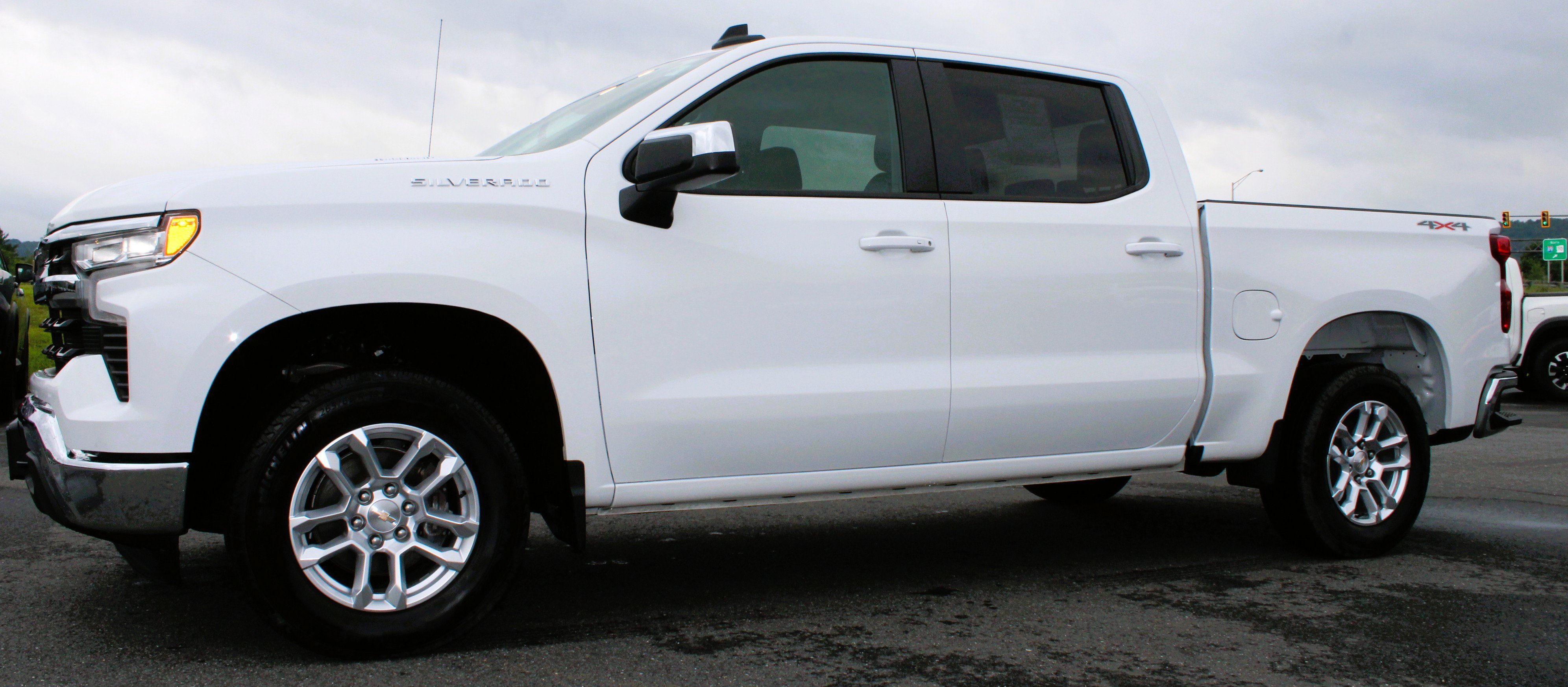 Used 2025 Chevrolet Silverado 1500 LT AWD/4WD image 14