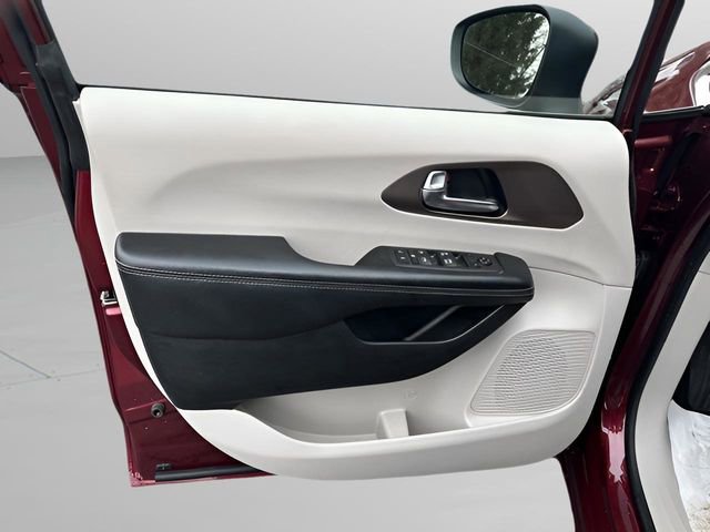 Used 2022 Chrysler Voyager LX image 23
