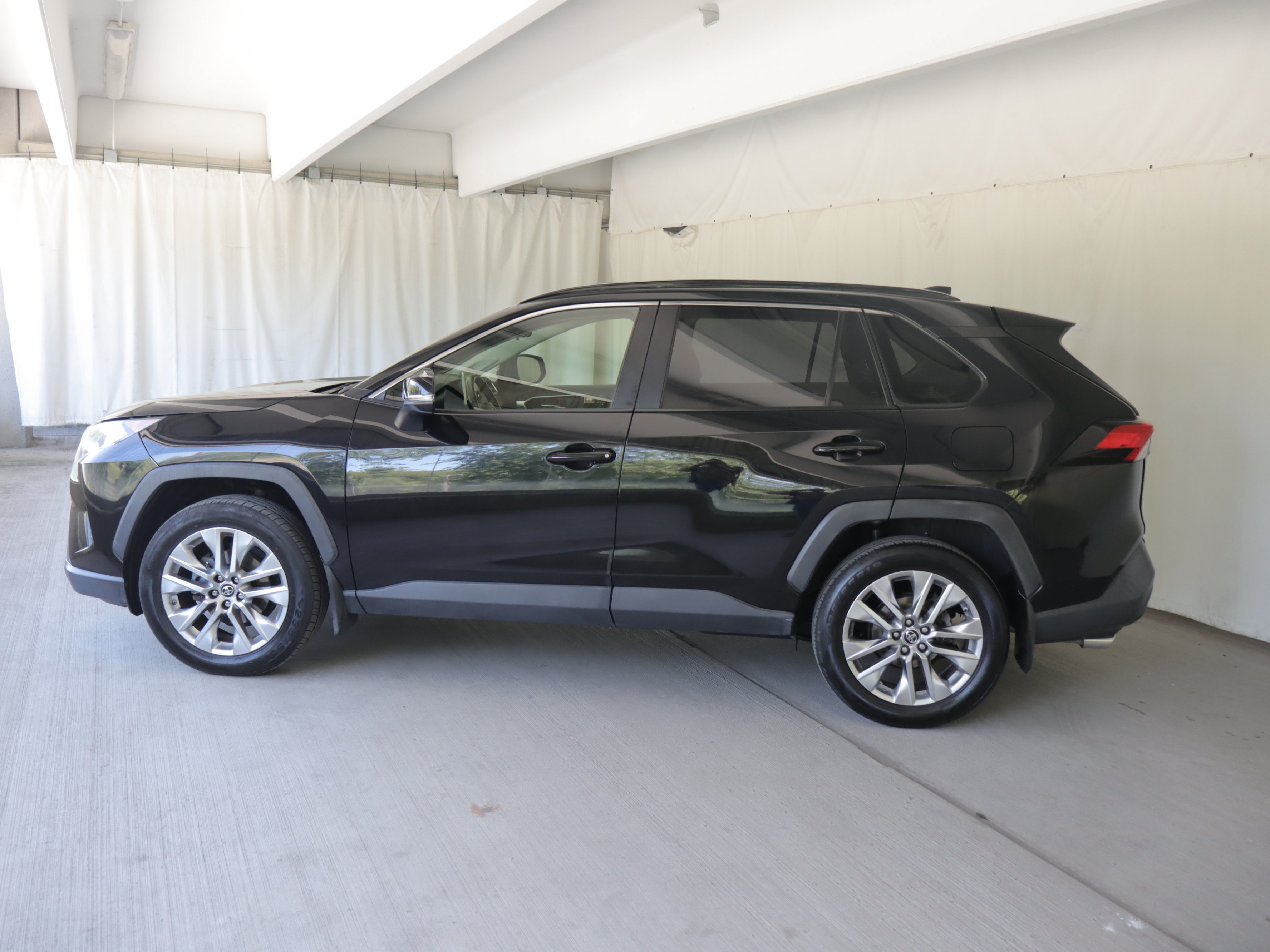 Used 2019 Toyota RAV4 XLE Premium w/ Cold Weather Package AWD/4WD image 25