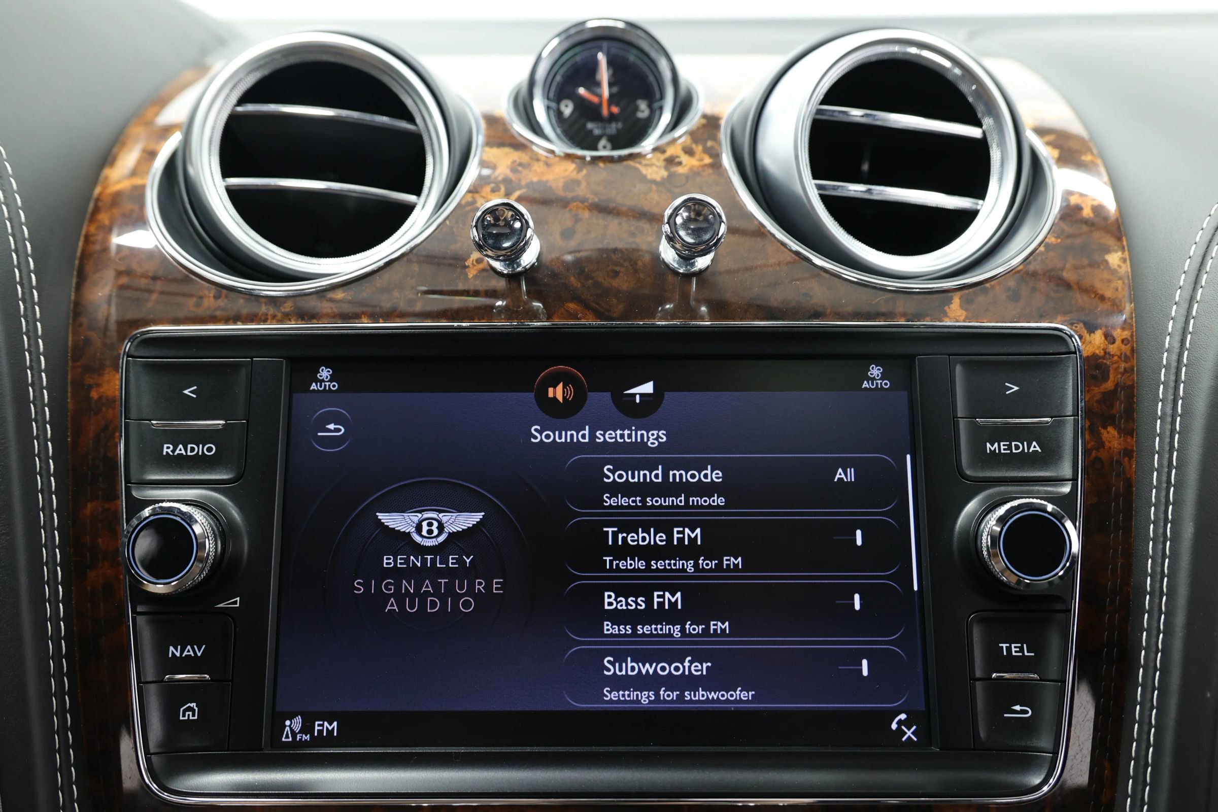 Used 2017 Bentley Bentayga image 46