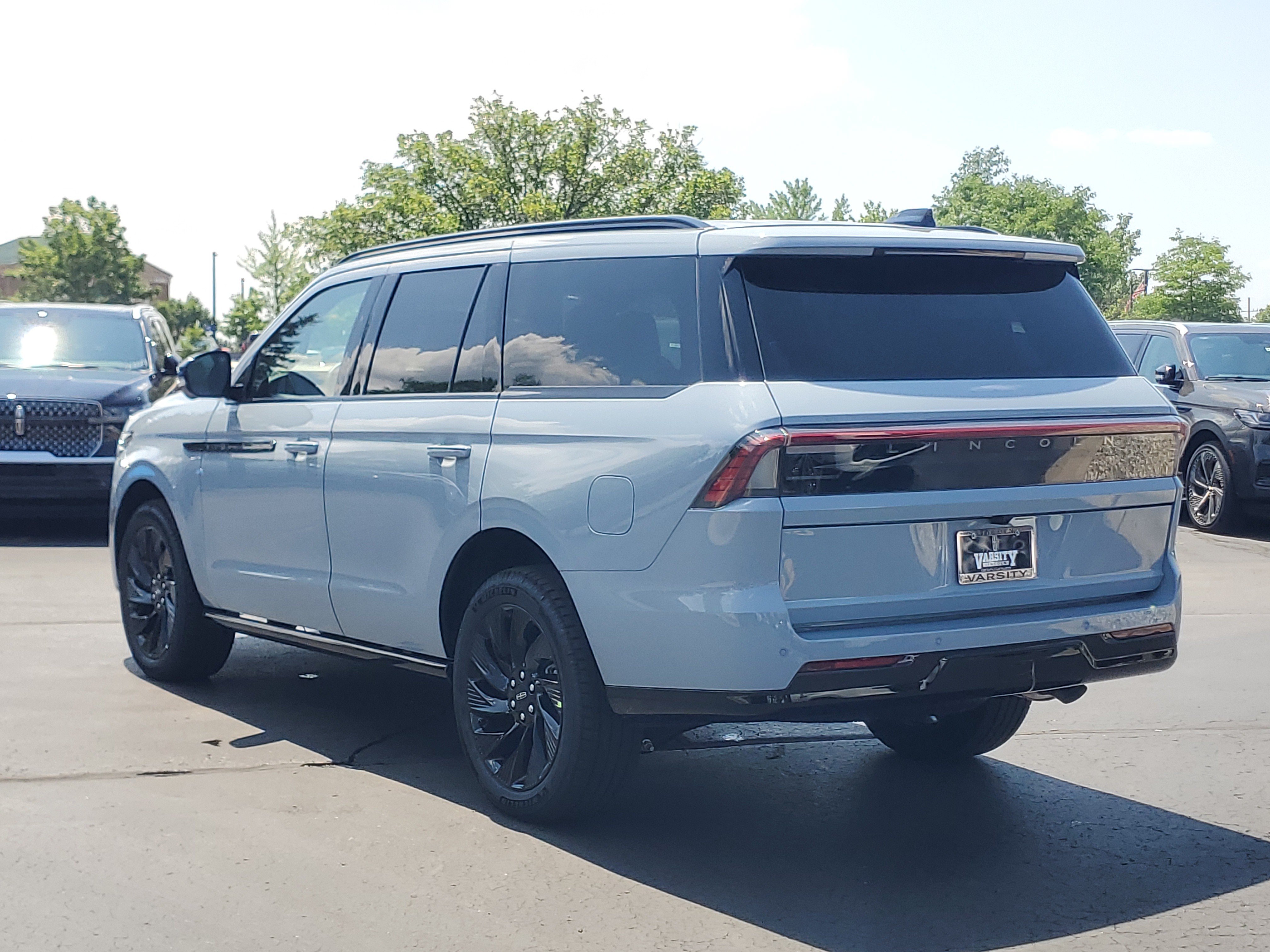 New 2027 Lincoln Navigator Reserve w/ Jet Appearance Package AWD/4WD image 3