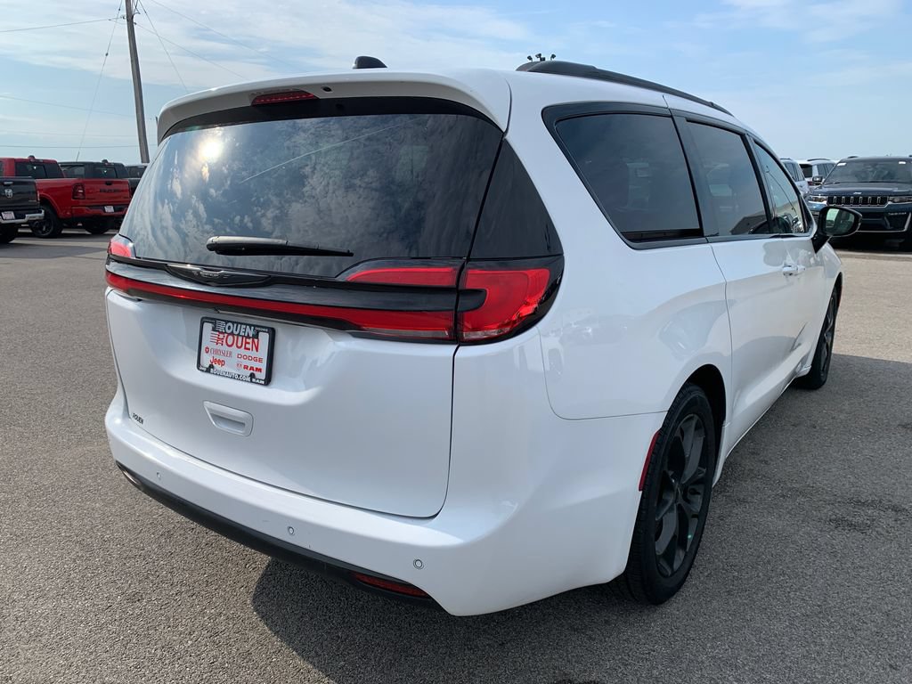 Used 2025 Chrysler Pacifica Limited FWD image 8