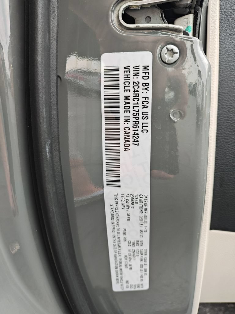 Used 2023 Chrysler Pacifica Touring-L FWD image 26