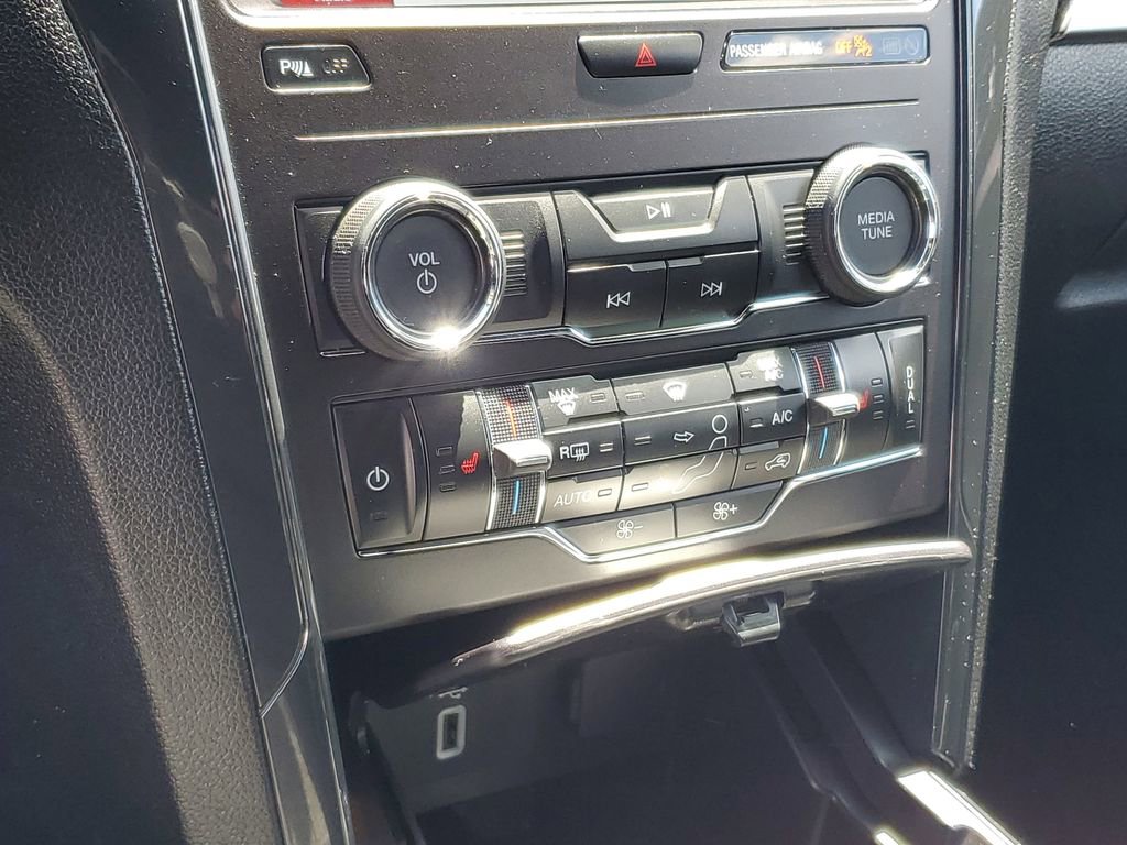 Used 2018 Ford Explorer XLT w/ Equipment Group 202A AWD/4WD image 21
