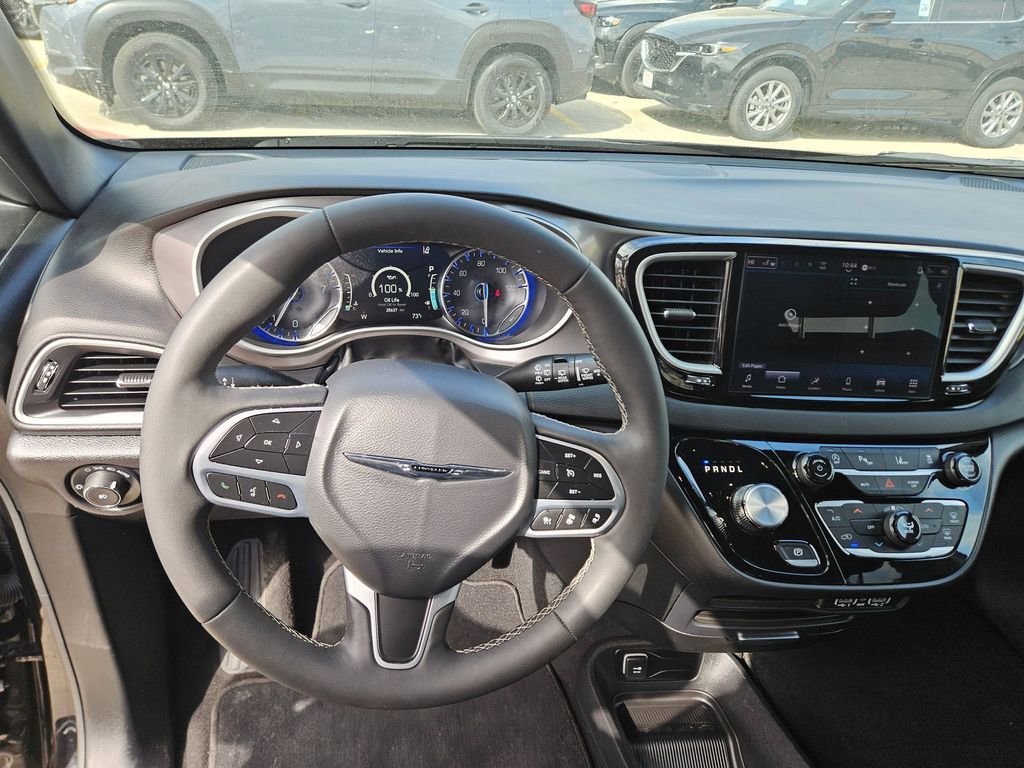 Used 2025 Chrysler Pacifica Select image 17