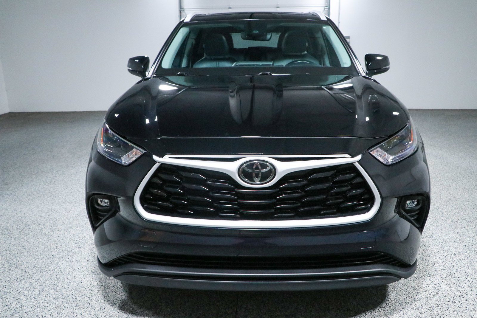 Used 2024 Toyota Highlander XLE FWD image 4
