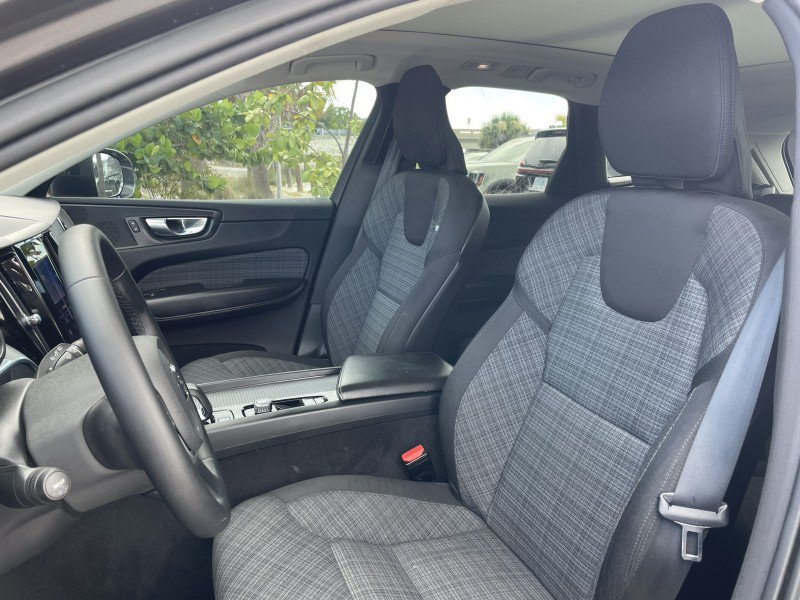 Used 2022 Volvo XC60 B5 Momentum AWD/4WD image 2