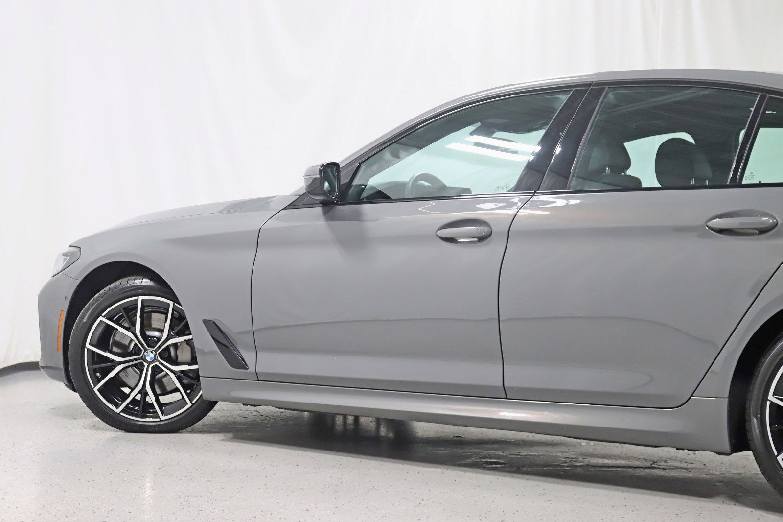 Used 2022 BMW 530i xDrive w/ M Sport Package image 12
