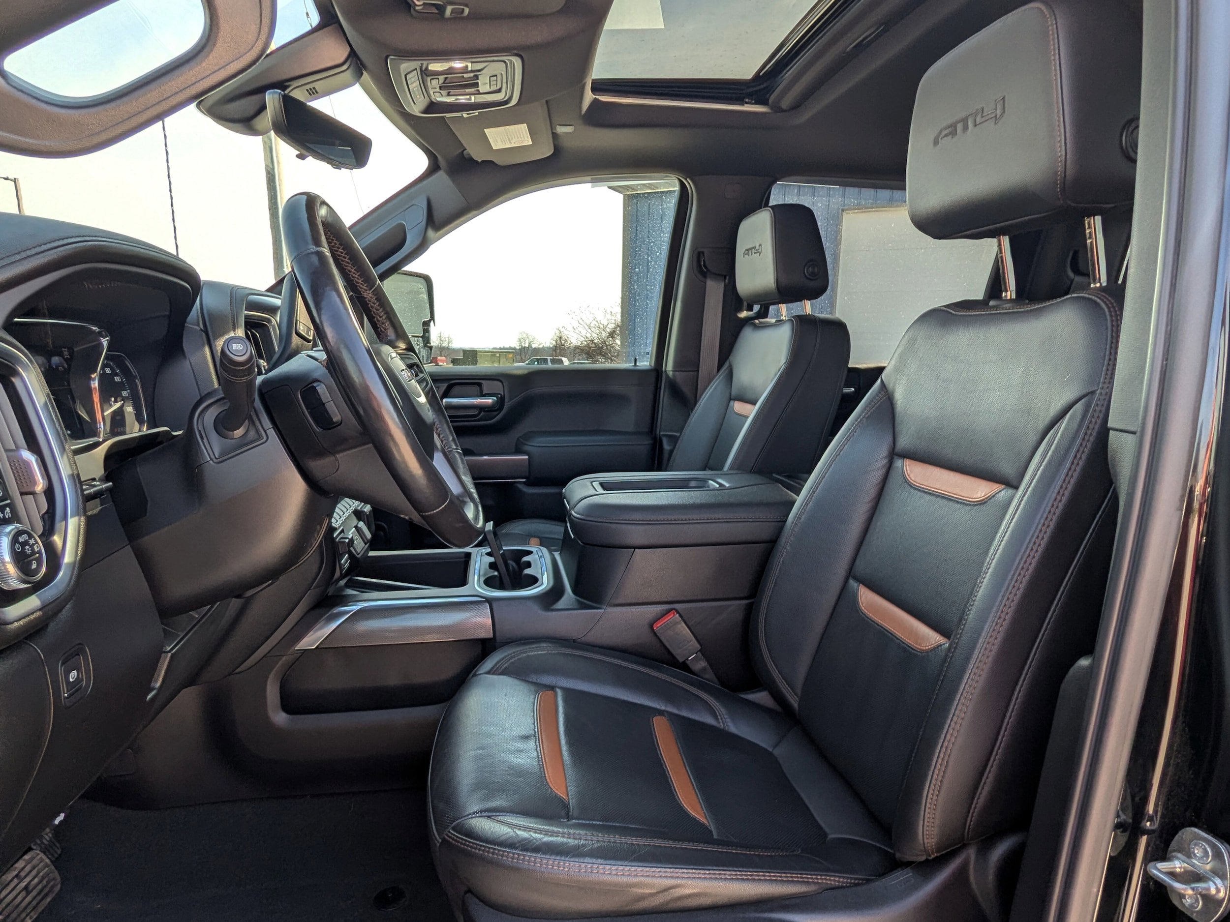 Used 2022 GMC Sierra 2500 AT4 w/ AT4 Premium Plus Package AWD/4WD image 2