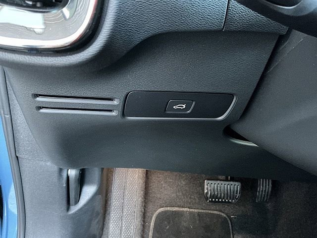 Used 2025 Volvo XC40 B5 Plus image 22