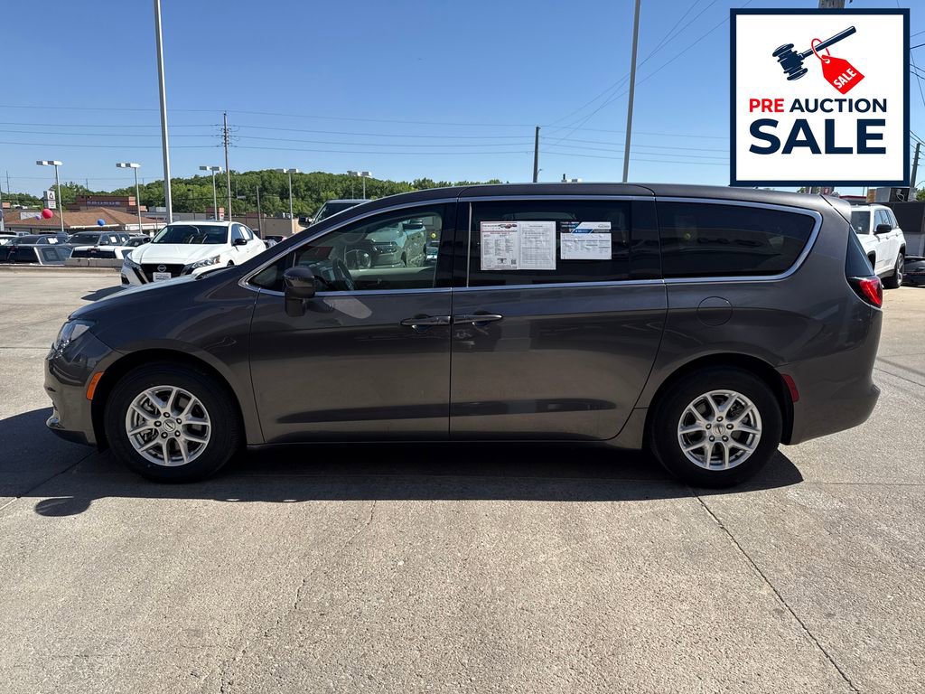 Used 2023 Chrysler Voyager LX FWD image 2