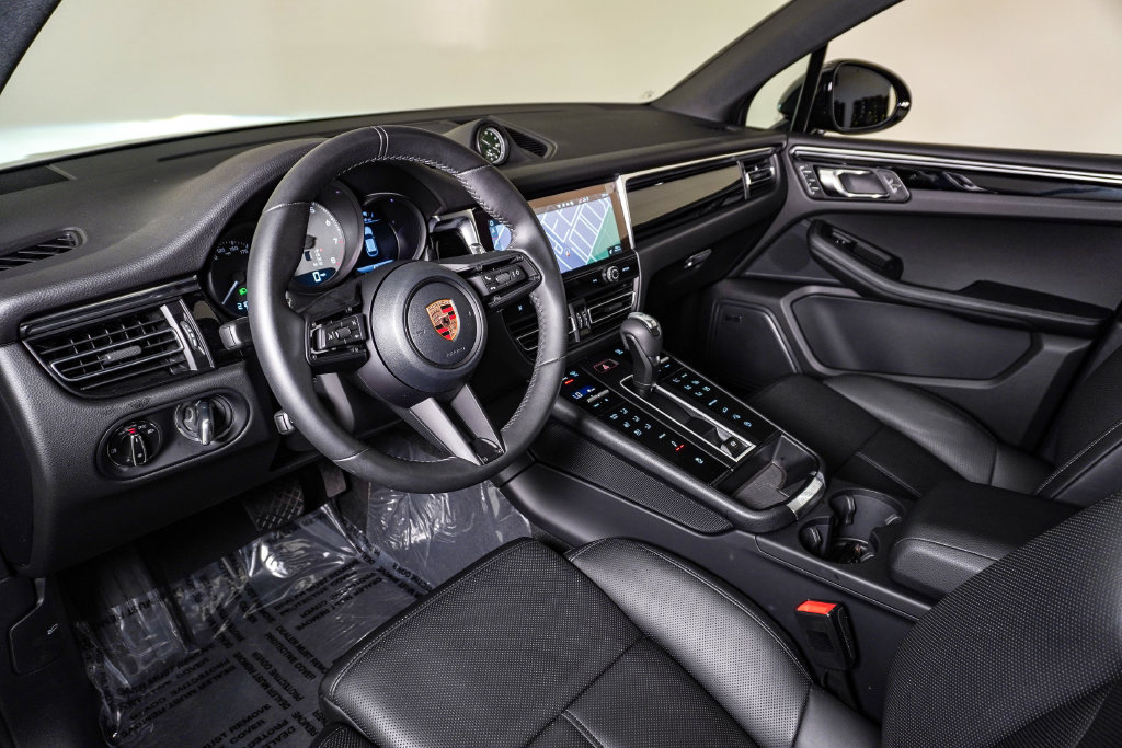 Certified 2026 Porsche Macan S AWD/4WD image 4