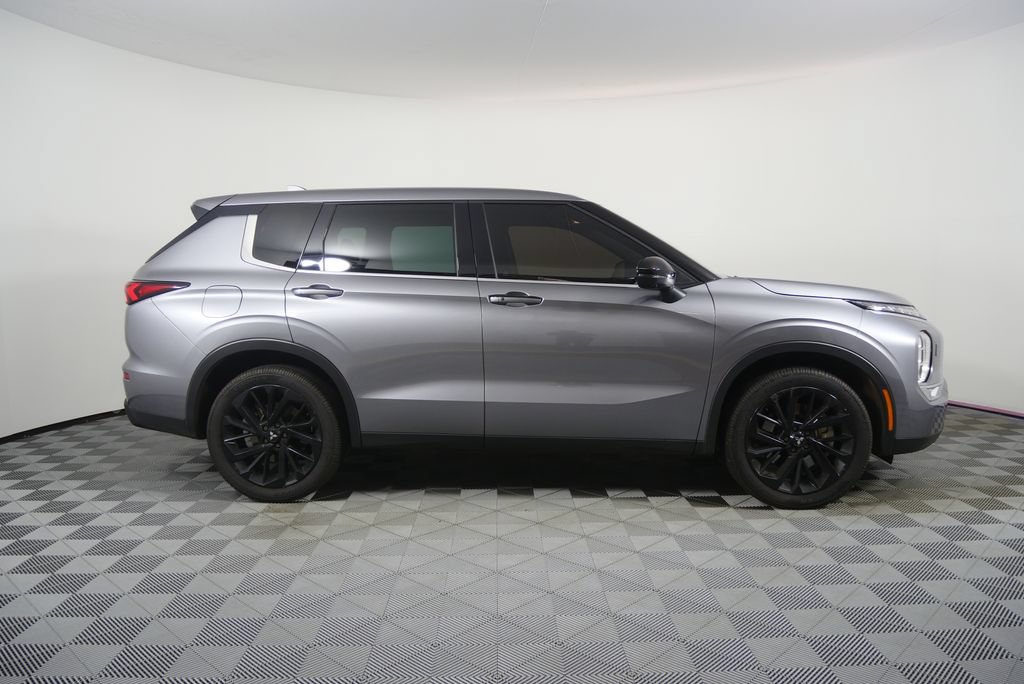 Used 2023 Mitsubishi Outlander SE Black Edition AWD/4WD image 2
