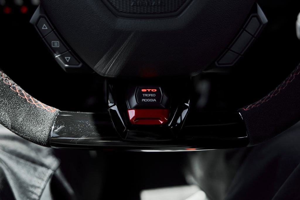 Used 2024 Lamborghini Huracan STO RWD image 59