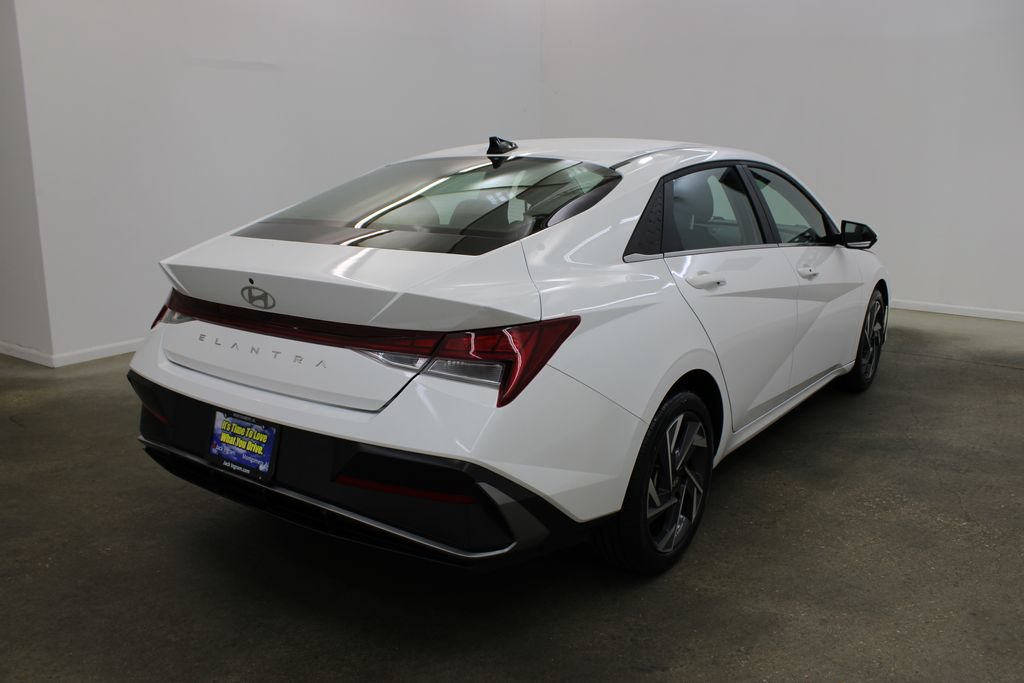 Used 2025 Hyundai Elantra SEL FWD image 5