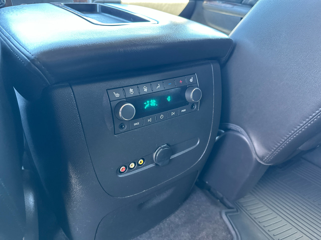 Used 2014 GMC Yukon XL Denali image 22